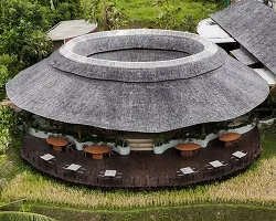 Pablo Luna'dan Bali'deki Lotus Formlu Bambu Yoga Köşkü