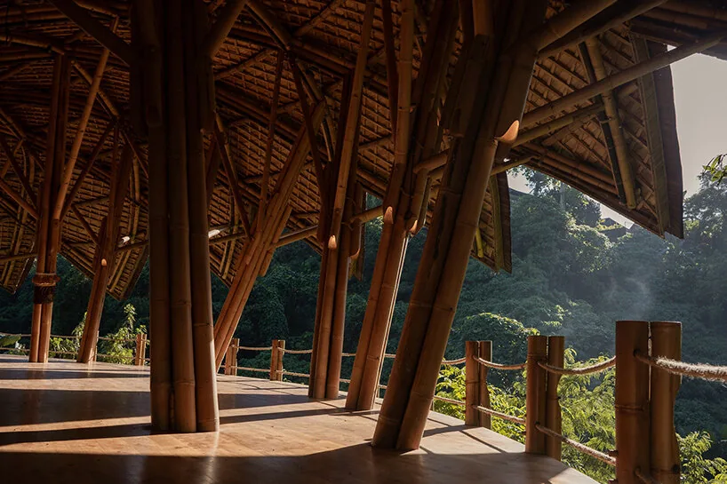 Pablo Luna’dan Bali’d
Kaynak: Designboom | Yayın Tarihi: 22 Ağustos 2026
![Pablo Luna'dan Bali'deki Lotus Formlu Bambu Yoga Köşkü