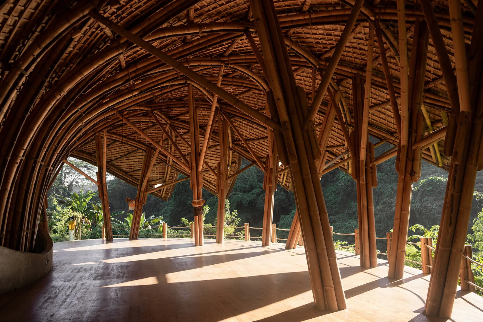 Pablo Luna'dan Bali'deki Lotus Formlu Bambu Yoga Köşkü