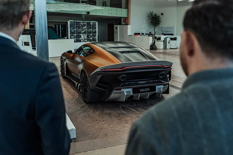 Aston Martin Valen: Renk Değiştiren Süper Otomobil