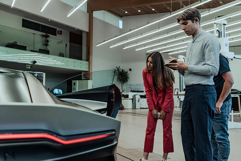 Aston Martin Valen: Renk Değiştiren Süper Otomobil