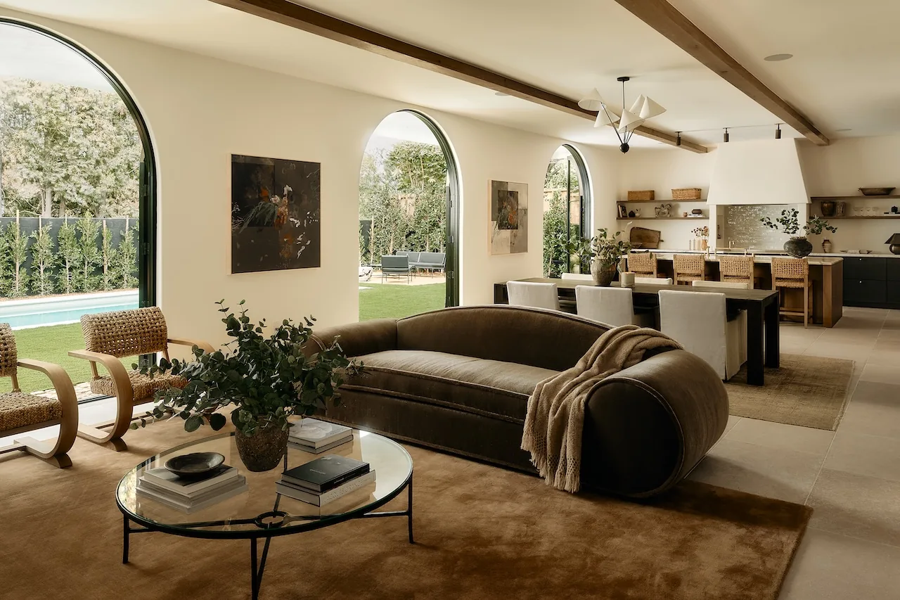 Tek Renk Görünen Ama Dokuyla Derinleşen Los Angeles Evi