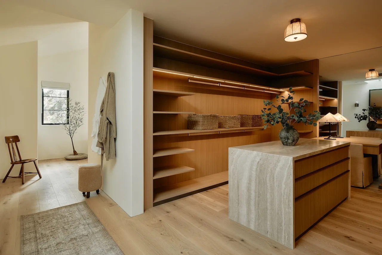 Tek Renk Görünen Ama Dokuyla Derinleşen Los Angeles Evi