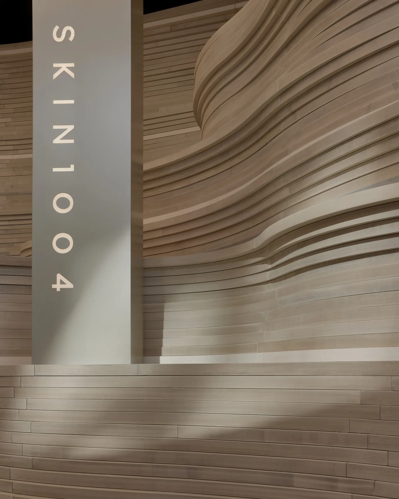 SKIN1004 SoHo: Katmanlı Ahşapla Yükselen Bir Mağaza
