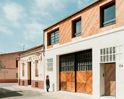 Tarihi Tekstil Deposu Fraktal Tasarımla Halı Showroom'una Dönüştü