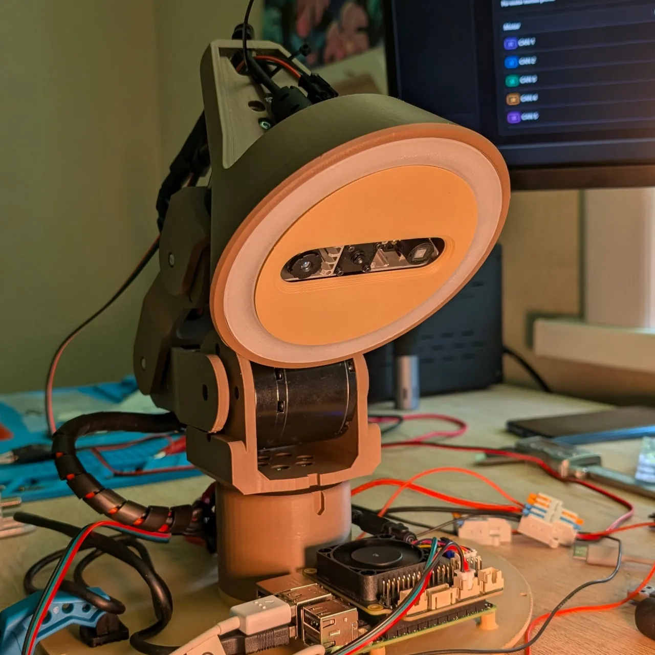 Watti: Ne İstediğinizi Önceden Bilen Robotik Masa Lambası