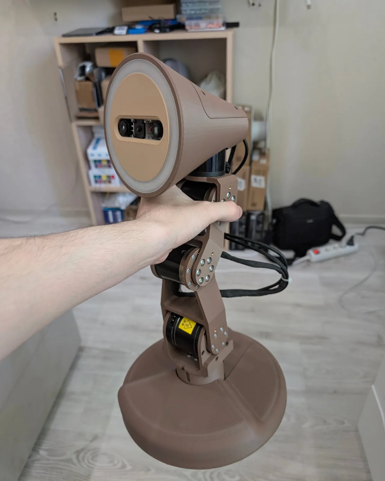 Watti: Ne İstediğinizi Önceden Bilen Robotik Masa Lambası
