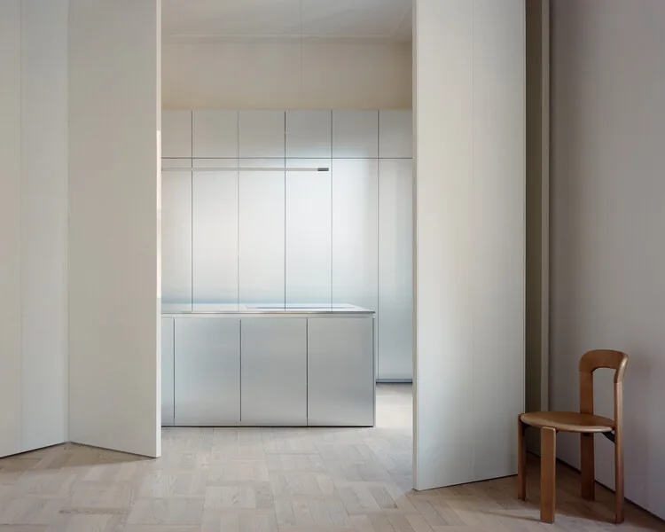 Yansıtıcı Mobilyalarla Yenilenen Roma Apartmanı Tasarımı