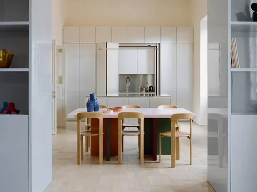 Yansıtıcı Mobilyalarla Yenilenen Roma Apartmanı Tasarımı