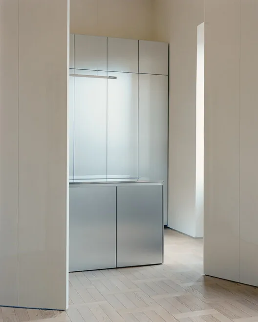 Yansıtıcı Mobilyalarla Yenilenen Roma Apartmanı Tasarımı