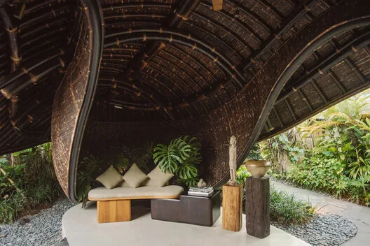 Uluwatu'da Dalganın Ritmini Donduran Karşılama: Wave Reception