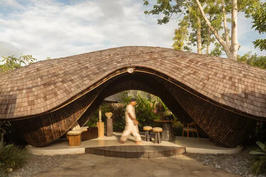 Bali Uluwatu’da Dalga Formlu Bir Karşılama: Wave Reception