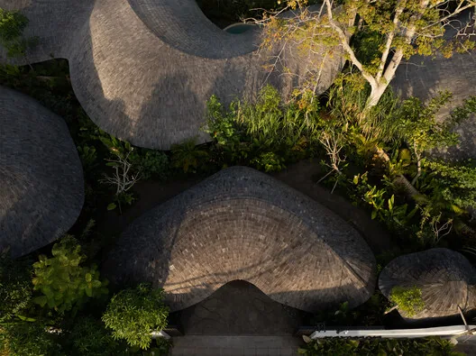 Bali Uluwatu’da Dalga Formlu Bir Karşılama: Wave Reception