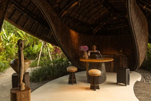 Uluwatu'da Dalganın Ritmini Donduran Karşılama: Wave Reception