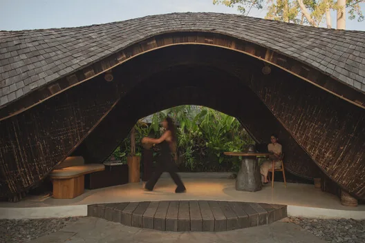 Uluwatu'da Dalganın Ritmini Donduran Karşılama: Wave Reception