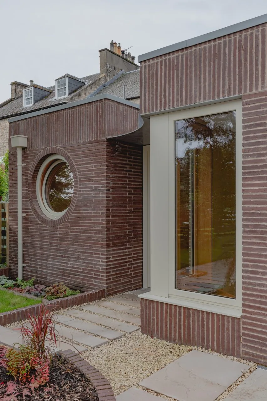 Edinburgh’da Taş Binaya İnce Kırmızı Tuğla Dokunuşu