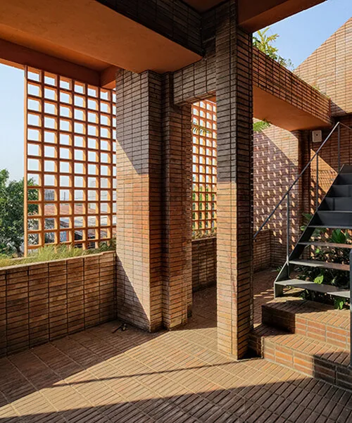 Endonezya'da Yerel Taş ve Terracotta Panellerle Örülü 3 Katlı Buluşma Alanı