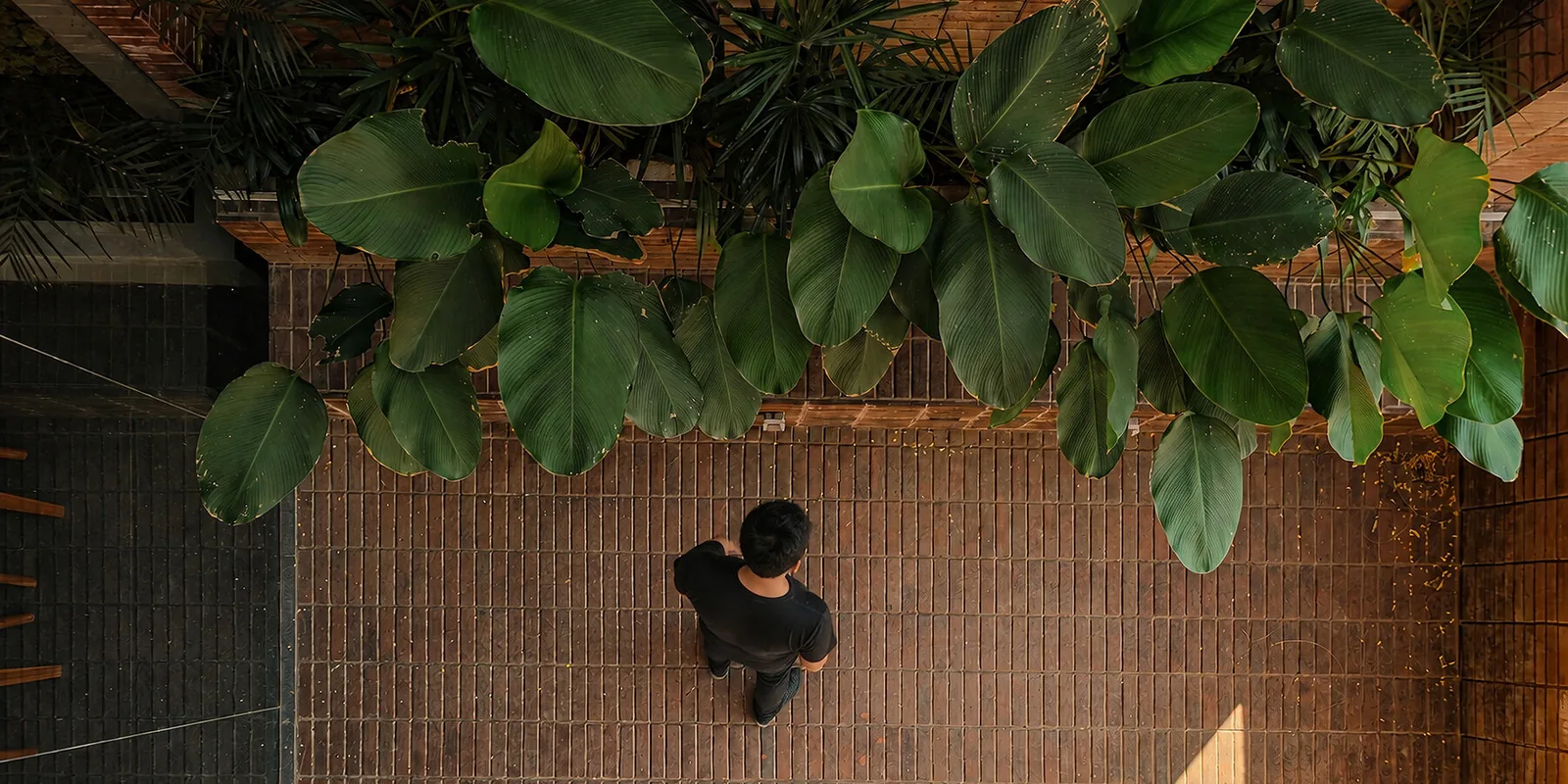 Endonezya’da Yerel Taş, Tuğla ve Terracotta Panellerle Örülü 3 Katlı Buluşma Alanı