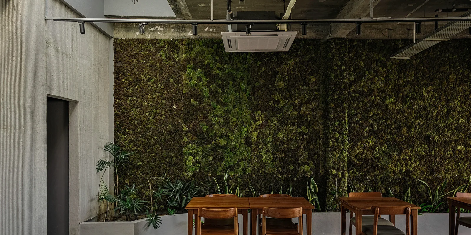 Endonezya’da Yerel Taş, Tuğla ve Terracotta Panellerle Örülü 3 Katlı Buluşma Alanı