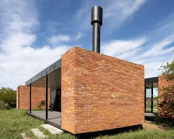 Endonezya'da Yerel Taş ve Terracotta Panellerle Örülü 3 Katlı Buluşma Alanı