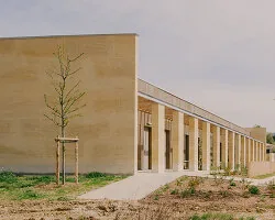 Endonezya'da Yerel Taş ve Terracotta Panellerle Örülü 3 Katlı Buluşma Alanı