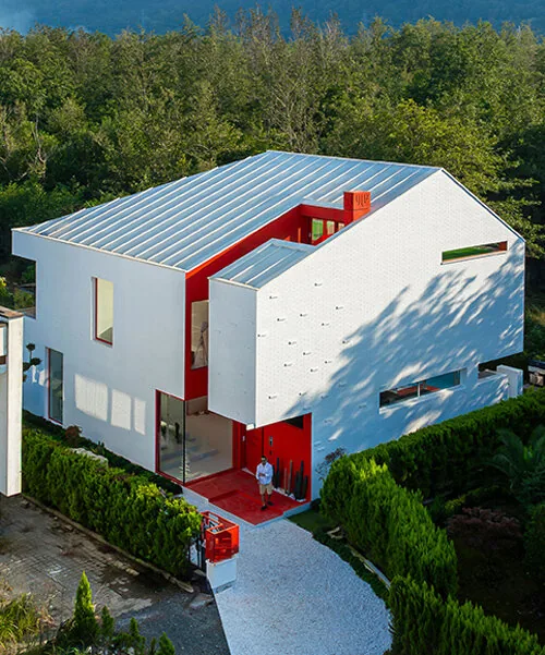 İran'da Beyaz Tuğla ve Pers Kırmızısı: CORNER Villa