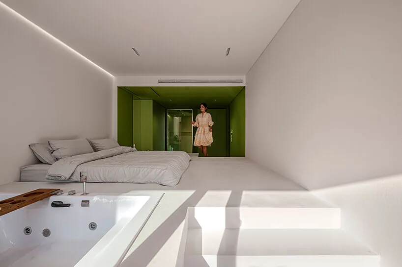 İran'da Beyaz Tuğla ve Pers Kırmızısı: CORNER Villa