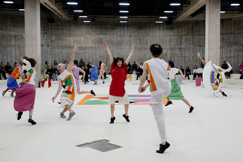 Issey Miyake, Matisse’in Kağıt Kesiklerini Tate Modern’de Sahneye Taşıdı