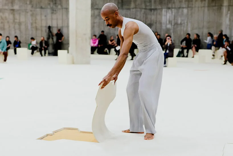 Issey Miyake, Matisse’in Kağıt Kesiklerini Tate Modern’de Sahneye Taşıdı