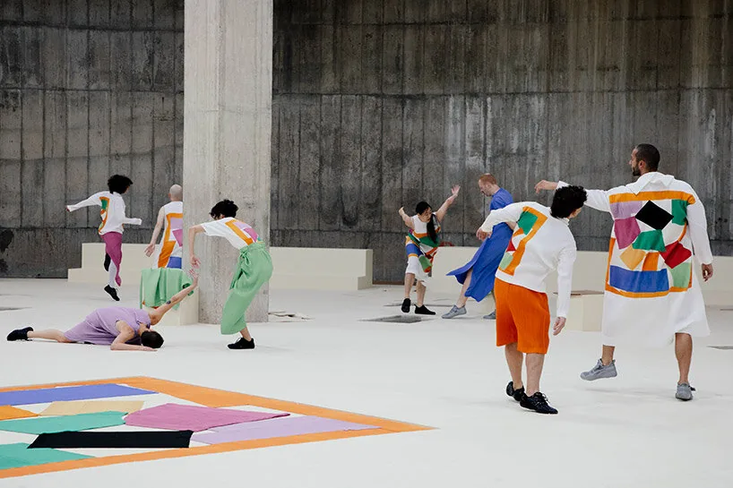 Issey Miyake, Matisse'in Kağıt Kesiklerini Sahneye Taşıdı