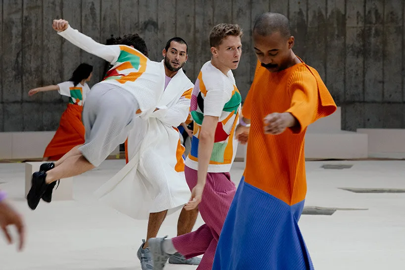 Issey Miyake, Matisse'in Kağıt Kesiklerini Sahneye Taşıdı