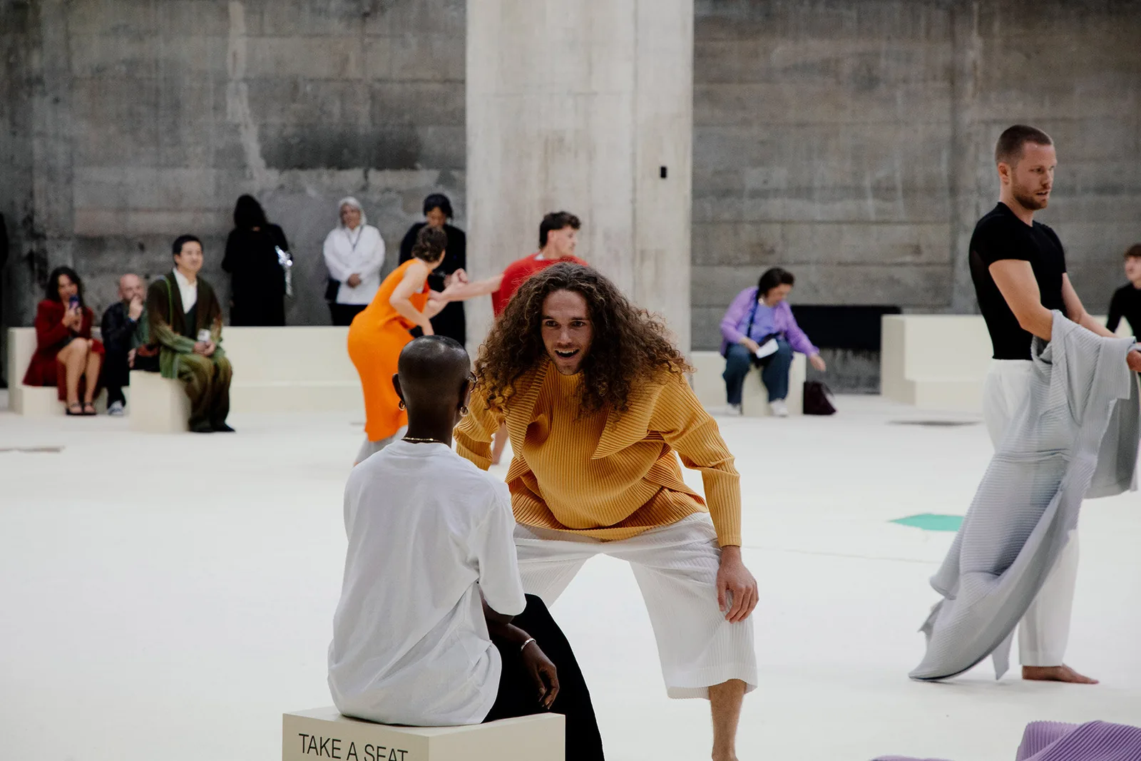 Issey Miyake, Matisse'in Kağıt Kesiklerini Sahneye Taşıdı