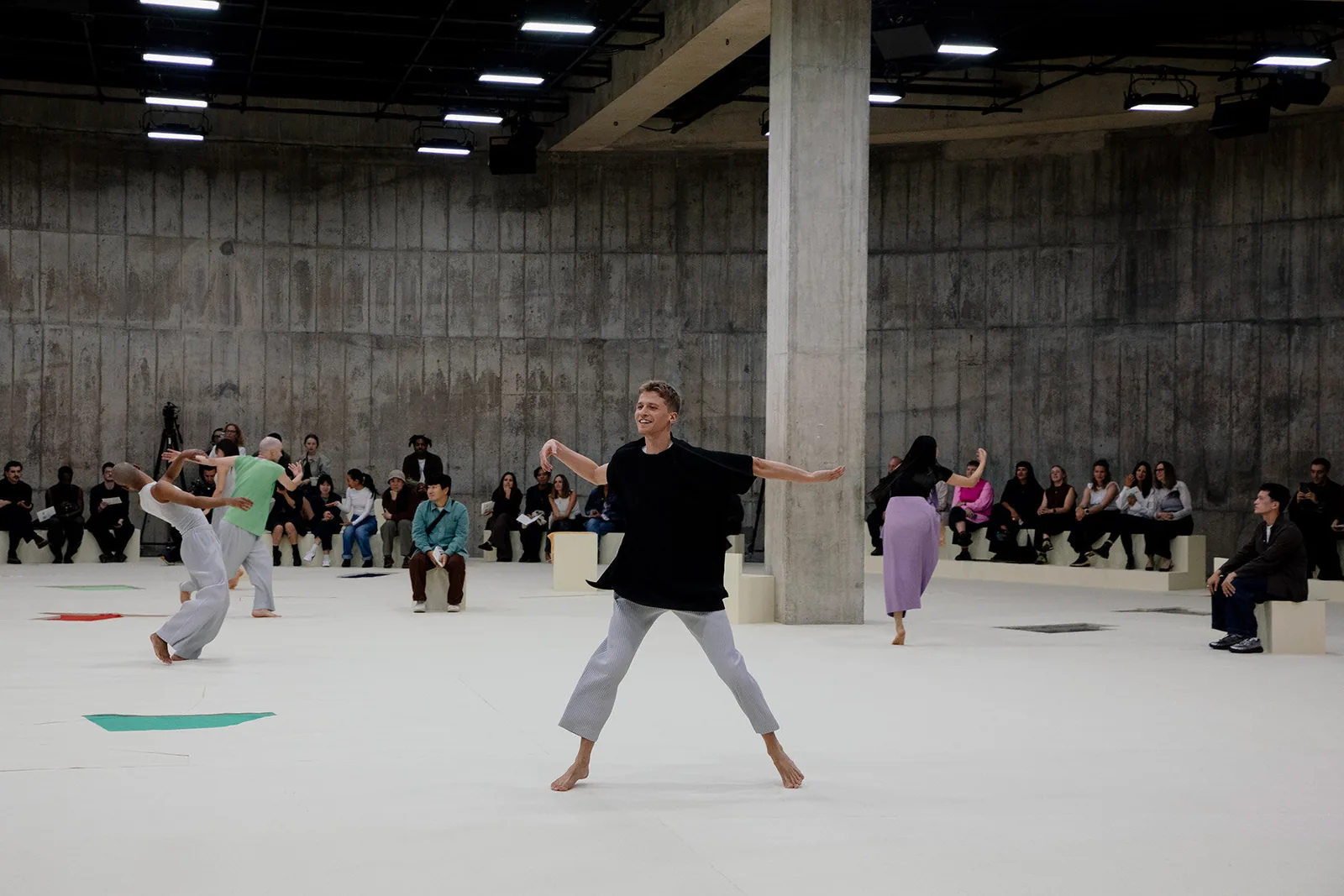 Issey Miyake, Matisse'in Kağıt Kesiklerini Sahneye Taşıdı