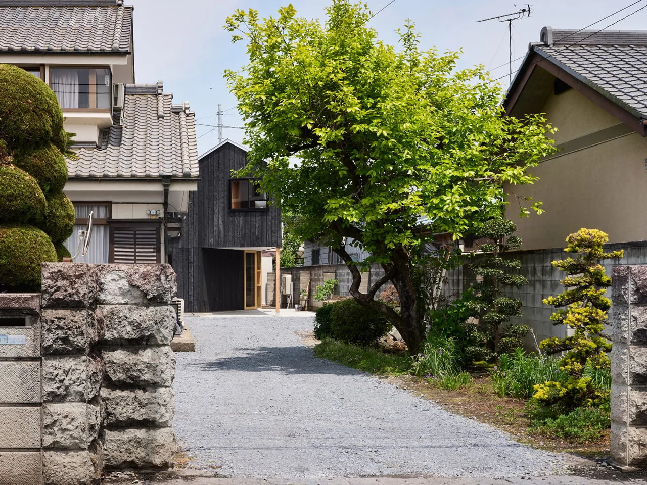 Japonya'da Kömürleşmiş Ahşap Ev: Kısıtlar Sanata Dönüşüyor