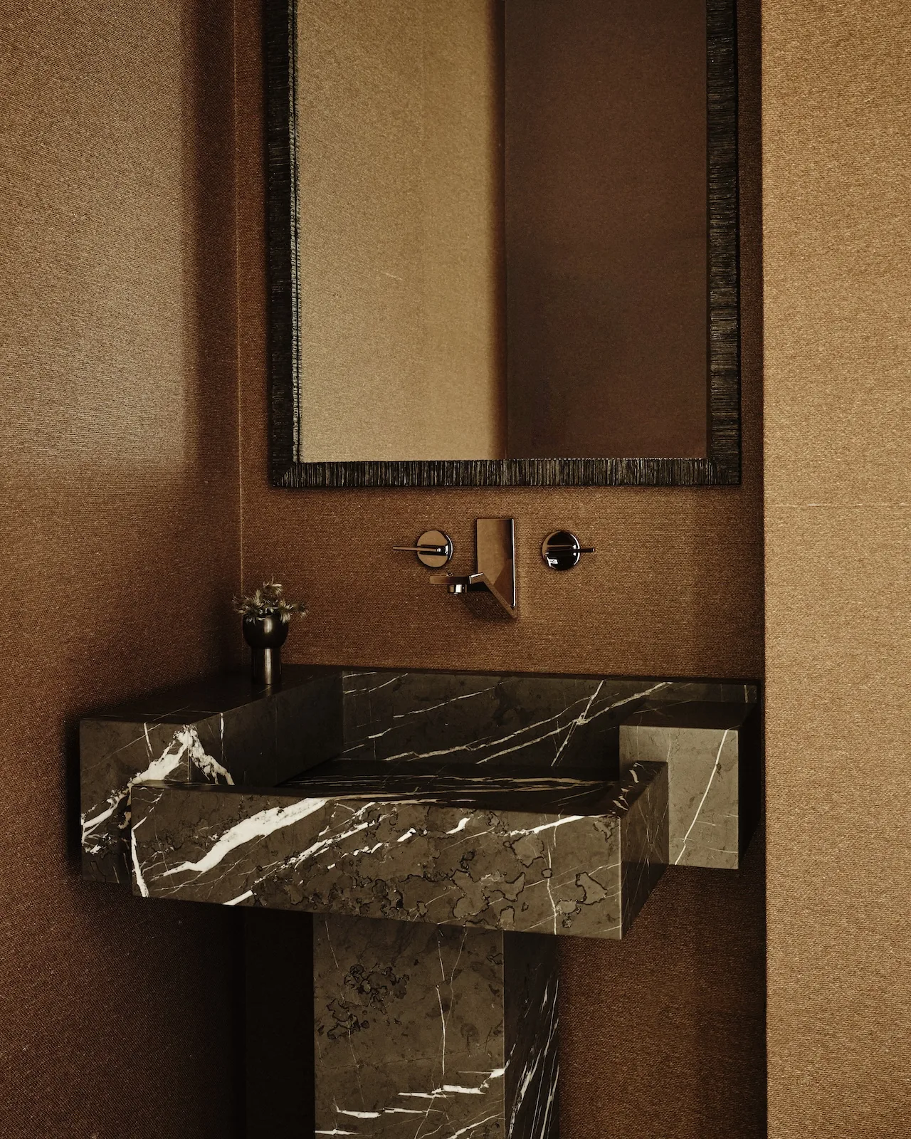 Karanlık New York Dairesi, Studio Rosenthal ile Aydınlanıyor
