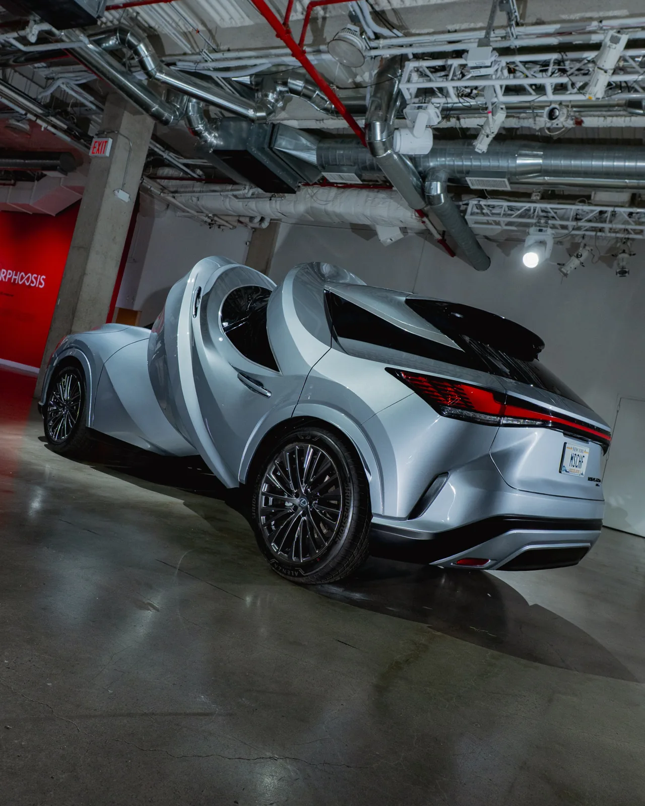 MSCHF, Lexus’u Sürreal Heykellere Dönüştürdü