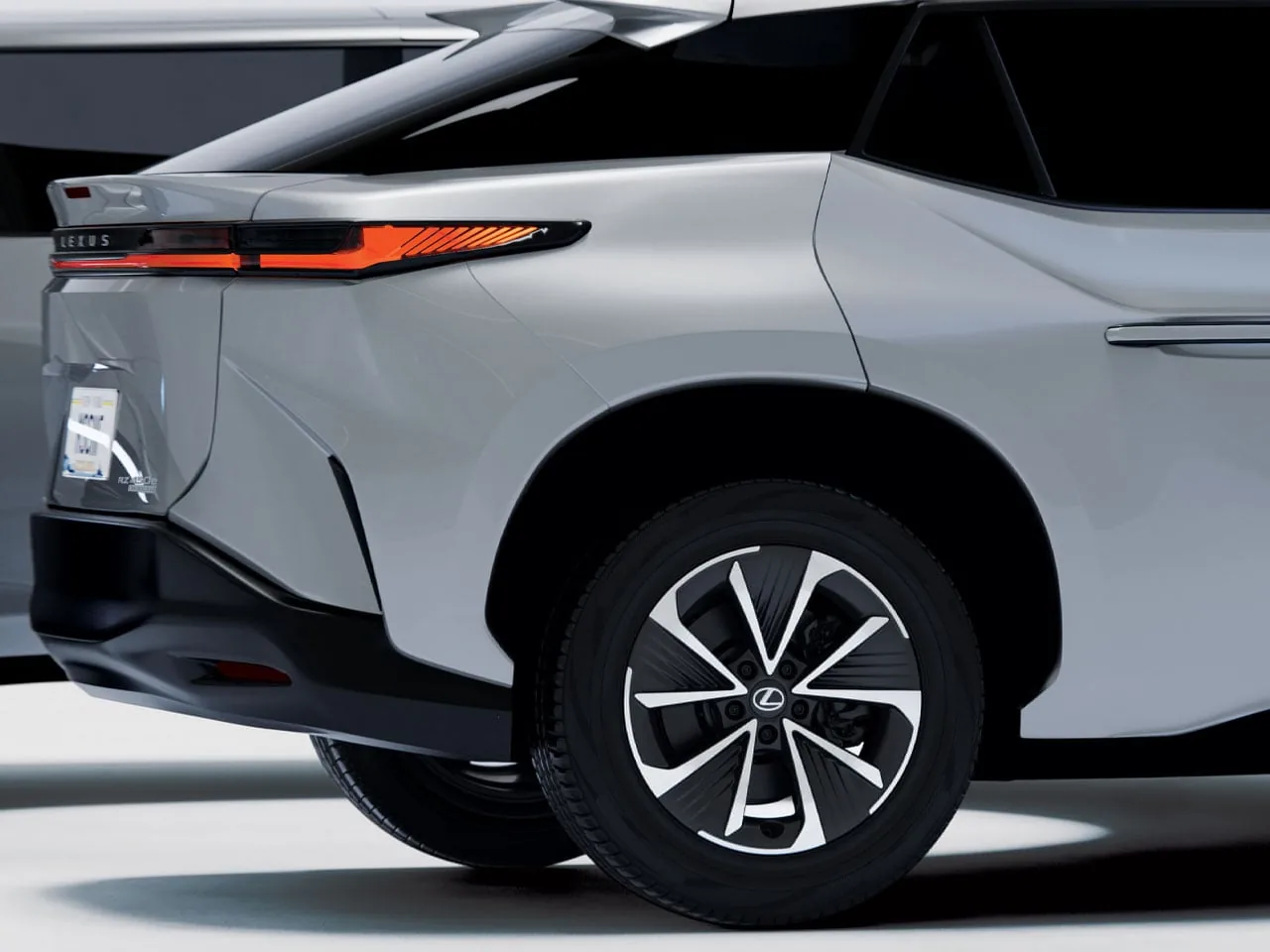 MSCHF, Lexus'u Glitch Heykellere Dönüştürdü: Sürreal Formlar