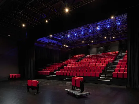 Sherbrooke Grand-Espace: Esnek Sahne Tasarımıyla Kültürel Dönüşüm