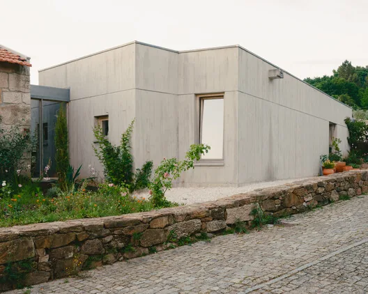 Souvinha House: Topografyaya Yaslanan Modern Konut