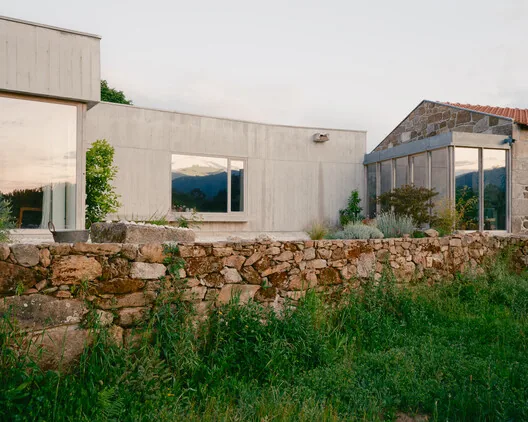 Souvinha House: Topografyaya Yaslanan Modern Konut