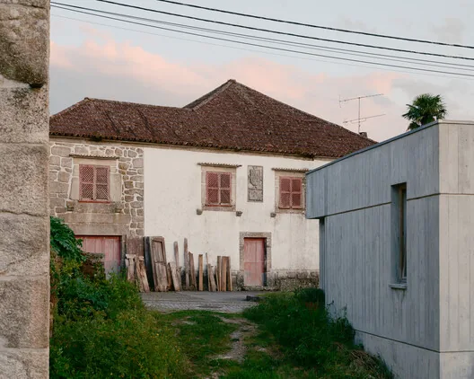 Souvinha House: Topografyaya Yaslanan Modern Konut