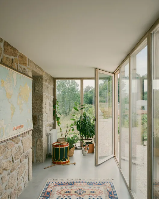 Souvinha House: Topografyaya Yaslanan Modern Konut