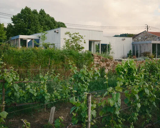 Souvinha House: Topografyaya Yaslanan Modern Konut