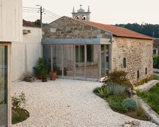 Souvinha House: Topografyaya Yaslanan Modern Konut