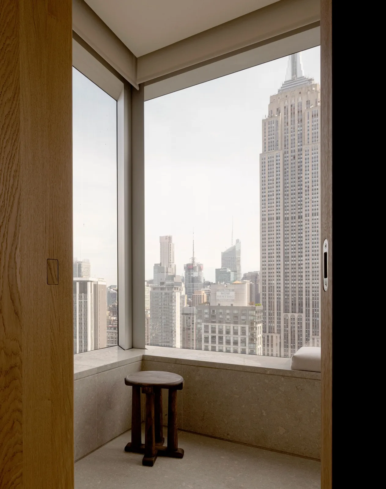 262 Fifth Avenue: Heykelsi Mimari, Huzurlu İç Mekanlar