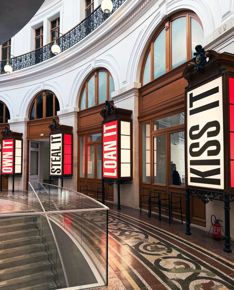 Barbara Kruger, Ando'nun Rotundasını Metinle Sarstı
