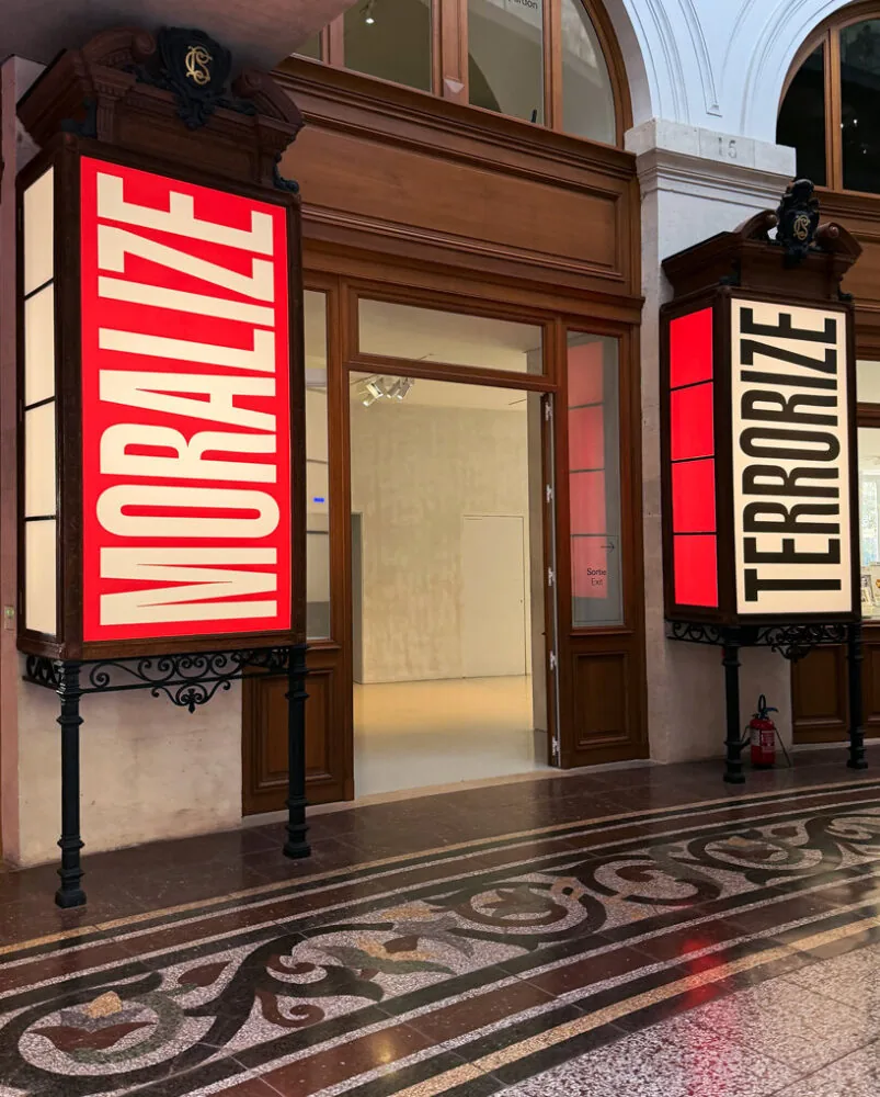 Barbara Kruger, Ando'nun Rotundasını Metinle Sarstı