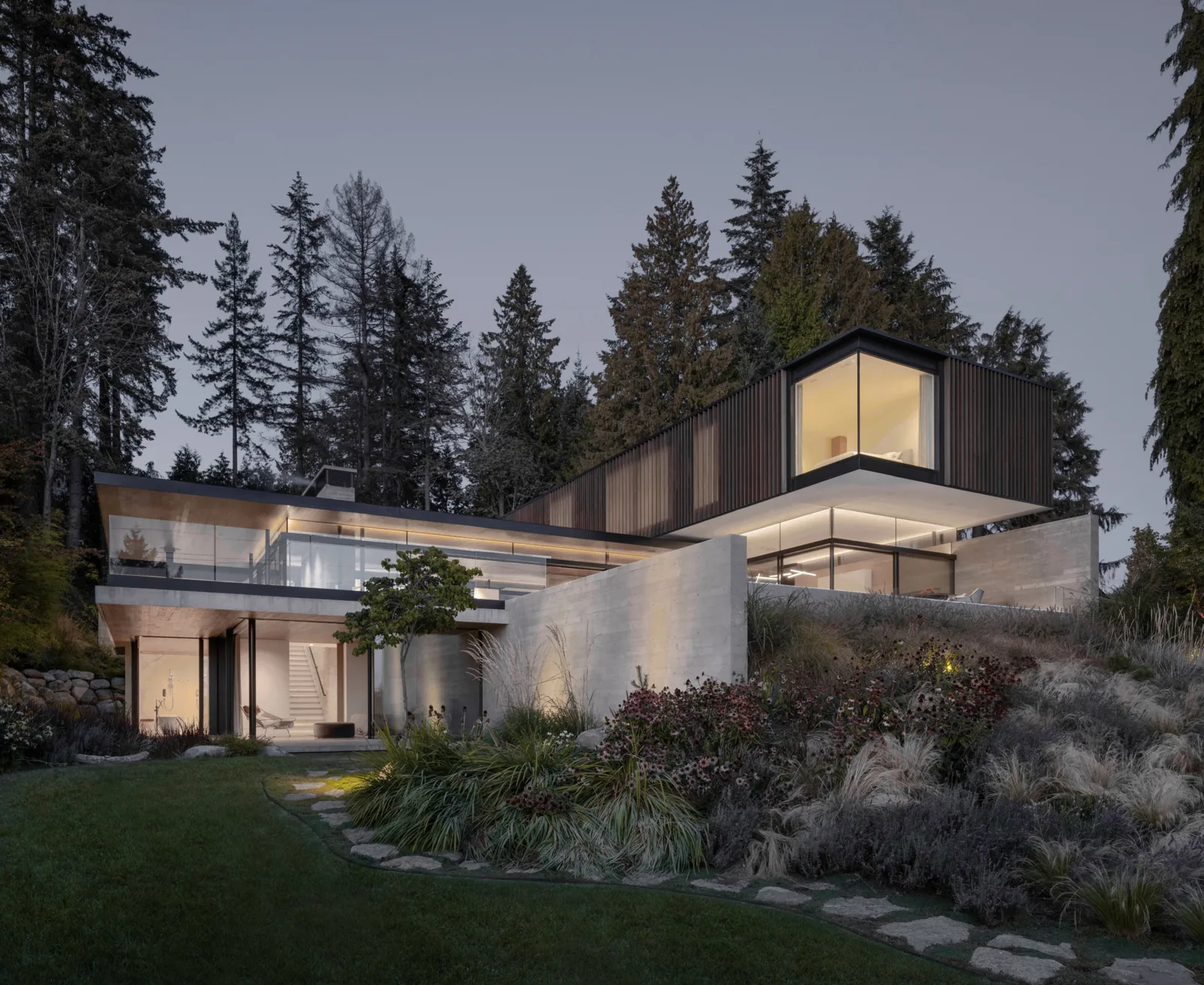 Batı Vancouver'da Ağaçların Arasında Süzülen Ev