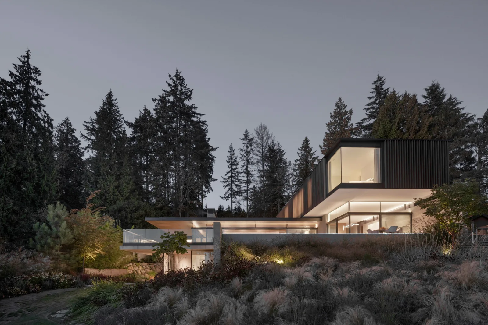 Batı Vancouver'da Ağaçların Arasında Süzülen Ev