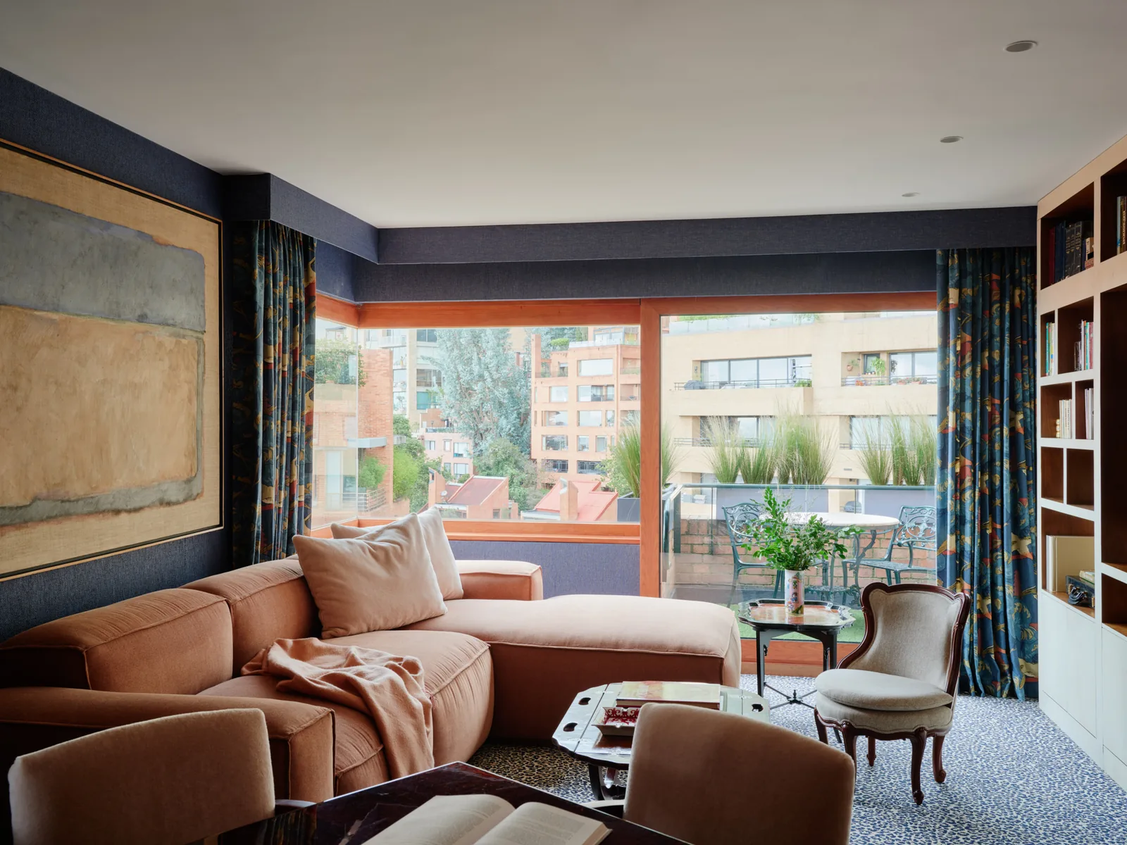 Bogota’da San
Kaynak: Design Milk | Yayın Tarihi: 10 Ekim 2026
![Bogota'da Sanat ve Tasarımın Buluştuğu Penthouse